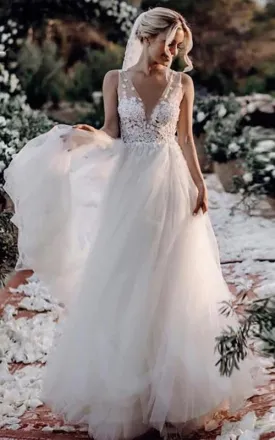 Bohemian Modern A Line Lace Tulle V-neck Sleeveless Wedding Dress With Appliques-715976