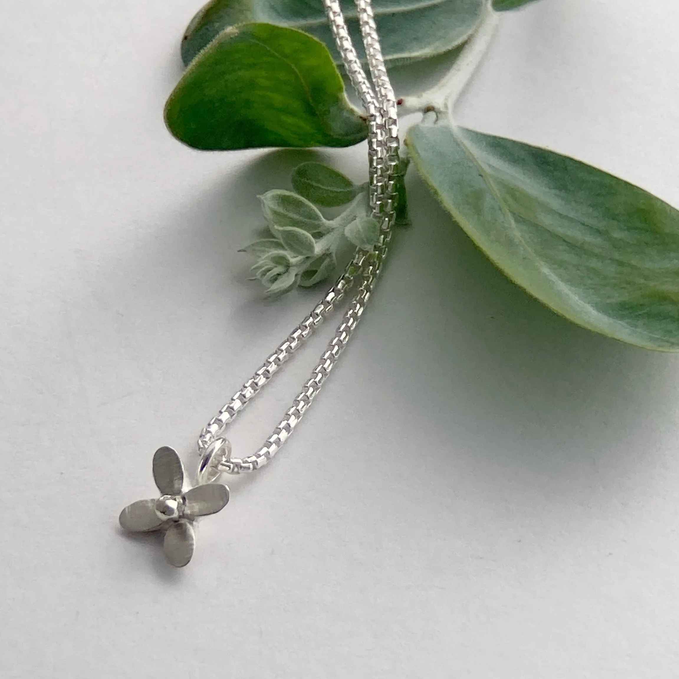 Star flower necklace with silver ball